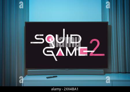 Kaunas, Lituania - 2024 agosto 22: Guardare la serie TV Squid game 2 sullo schermo televisivo. Squid Game è una serie televisiva sudcoreana di sopravvivenza Foto Stock