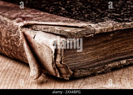 Libro molto vecchio con copertina e molte pagine adagiate su un tavolo di legno, datato 1896, immagine ravvicinata Foto Stock