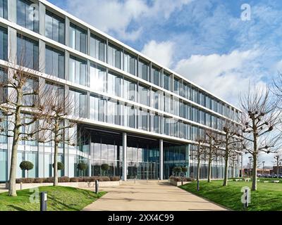 Elevazione obliqua e soleggiata dell'edificio di uffici dall'avvicinamento. Building 1180, Reading, Regno Unito. Architetto: Spratley + Partners, 2022. Foto Stock