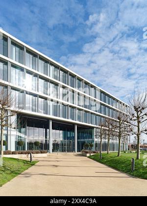 Elevazione obliqua e soleggiata dell'edificio di uffici dall'avvicinamento. Building 1180, Reading, Regno Unito. Architetto: Spratley + Partners, 2022. Foto Stock