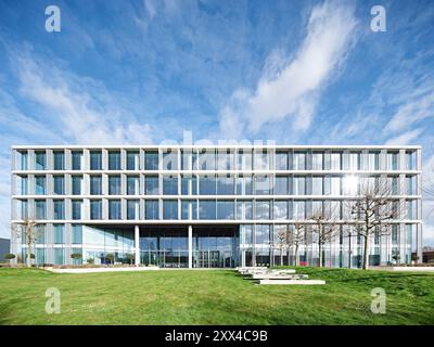 Elevazione anteriore dell'edificio degli uffici illuminata dal sole. Building 1180, Reading, Regno Unito. Architetto: Spratley + Partners, 2022. Foto Stock