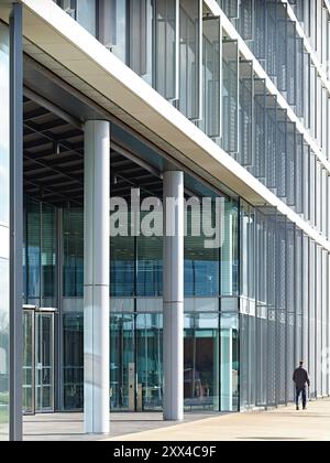 Prospettiva lungo la facciata esterna con colonne e alette metalliche. Building 1180, Reading, Regno Unito. Architetto: Spratley + Partners, 2022. Foto Stock