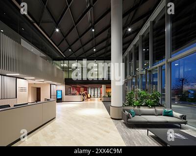 Ricevimento a due piani al tramonto. Building 1180, Reading, Regno Unito. Architetto: Spratley + Partners, 2022. Foto Stock