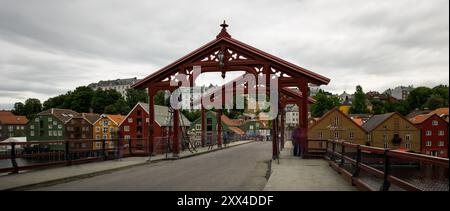 Vista del ponte di legno Gamle Bybroen a Trondheim, Norvegia. Foto Stock