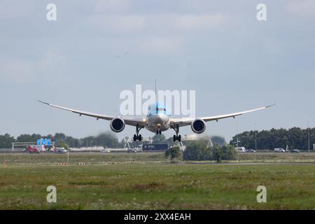 Ein Flugzeug der Fluggesellschaft TUI Airlines Nederland, Boeing 787-8 Dreamliner, Kennung PH-TFM im Landeanflug auf den Flughafen Amsterdam Schiphol Flughafen Amsterdam Schiphol AM 21.08.2024 ad Amsterdam/Niederlande. *** Un aereo della compagnia aerea TUI TUI Airlines Nederland , Boeing 787 8 Dreamliner, immatricolazione PH TFM in avvicinamento all'Aeroporto Schiphol di Amsterdam Amsterdam Schiphol Aeroporto il 21 08 2024 ad Amsterdam Paesi Bassi Foto Stock