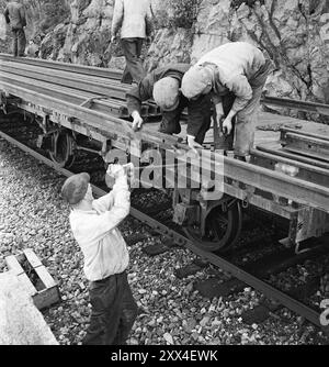 Effettivo 21-1949: Vestfold diventa a scartamento ampio, il treno per la posa delle ferrovie. Nove e nove guide sono agganciate insieme su ciascun lato. Le rotaie vengono quindi tolte dal treno e sono pronte per essere imbullonate alle traverse. Foto; Sverre A. Børretzen / Aktuell / NTB ***FOTO NON ELABORATA*** il testo dell'immagine viene tradotto automaticamente Foto Stock