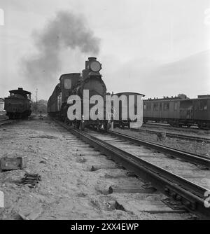 In vigore dal 21 al 1949: Vestfold diventa a scartamento ampio: Vestfold è alla soglia di un futuro ad ampio raggio. Le piccole e piacevoli locomotive che trasportano merci e passeggeri dal 1881 hanno finalmente raggiunto l'età di pensionamento. Sia loro che le autovetture sono segnate dall'usura fedele di un paio di età maschile. Questo è l'ultimo treno a scartamento ridotto impostato per lasciare la stazione di Drammen diretto a Larvik corrente 21-1949: Vestfold diventa a scartamento ampio foto; Sverre A. Børretzen / Aktuell / NTB ***FOTO NON ELABORATA*** .. Foto; Sverre A. Børretzen / Aktuell / NTB ***FOTO NON IMMAGINE proc Foto Stock