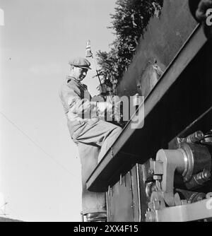 Effettivo 21-1949: Vestfold diventa a scartamento ampio: La ferrovia aveva trovato una delle sue locomotive più grandi e potenti per abbattere il treno di apertura. Al mattino presto, il giardiniere ferroviario di Drammen, Arne Fredrik Olsen, si è rivelato in grado di vestire la locomotiva con un abito adatto alle festività. Fiori, bandiere ed emblemi dovrebbero essere sul treno per una giornata di festa memorabile! Foto; Sverre A. Børretzen / Aktuell / NTB ***FOTO NON ELABORATA*** il testo dell'immagine viene tradotto automaticamente Foto Stock