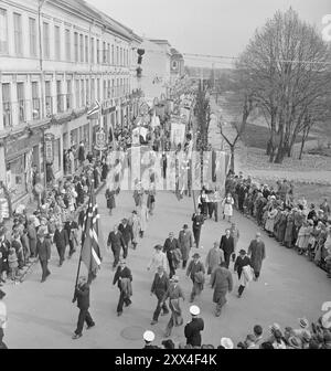 Effettivo 11-1949: Non può essere vero Hamar celebra e celebra sia il suo 100 ° anniversario che il suo 900 ° anniversario. Circa 900 anni fa, i re Harald Hårdråde e Magnus il buono si incontrarono ad Hamar per dividere la terra e il regno, e da questo momento Hamar fu considerata una città. Anche il grande treno popolare non mancava dal paesaggio cittadino, oggi, e 30 bandiere sono state trasportate alla testa del treno. C'erano lotterie, pompieri, esploratori, cantanti, studenti, infermiere e persino un intero dipartimento di donne a Hedmarkbunader. Tutto ciò che Hamar aveva in termini di band suonava fino alla marcia. Foto; Foto Stock