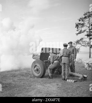 Effettivo 11-1949: Non può essere vero Hamar celebra e celebra sia il suo 100 ° anniversario che il suo 900 ° anniversario. Circa 900 anni fa, i re Harald Hårdråde e Magnus il buono si incontrarono ad Hamar per dividere la terra e il regno, e da questo momento Hamar fu considerata una città. - Alle sette del mattino del giorno dell'anniversario, c'era un saluto da parte di Tyvholmen appena fuori Hamar, e così la festa poteva iniziare. I cinque colpi sono stati sparati con precisione militare a sei secondi di distanza e cinque uomini la' fuori hanno fatto in modo che tutto fosse esploso senza intoppi. Foto; Sverre A. Børretzen / Aktuell / NTB Foto Stock