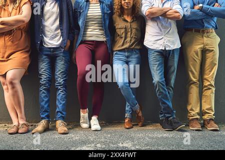 Gruppo, membri e persone d'affari in attesa di un'opportunità di reclutamento, hr o assunzione. Scarpe, colloquio di lavoro e lavoratore in fila all'aperto per la carriera Foto Stock