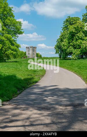 La Hiorne Tower, vista dal sentiero a lunga distanza Monarch's Way che passa attraverso Arundel Park nel South Downs National Park, W Sussex, Regno Unito Foto Stock