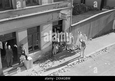 Effettivo 21-1949: Vestfold diventa a scartamento ampio: In tutti i villaggi e le città, da Drammen al capolinea, la gente si era fatta avanti per sventolare il primo treno da Oslo a Larvik. C'erano delle bandiere su tutti i pali, e le stazioni erano decorate. Un felice Vestfold ha detto addio al calibro stretto che li aveva serviti per 68 anni. Foto; Sverre A. Børretzen / Aktuell / NTB ***FOTO NON ELABORATA*** il testo dell'immagine viene tradotto automaticamente Foto Stock