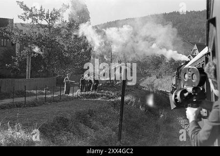 Effettivo 21-1949: Vestfold diventa a scartamento ampio: Il treno di apertura continua il suo trionfale viaggio. La locomotiva sprigiona fumo bianco per puro orgoglio, e c'è un suono di vittoria quando le ruote colpiscono le nuove rotaie. La sovrastruttura in primo piano doveva essere spostata, come tutti gli altri ponti e sovrastrutture e sottostrutture sul tratto Drammen - Larvik. Foto; Sverre A. Børretzen / Aktuell / NTB ***FOTO NON ELABORATA*** il testo dell'immagine viene tradotto automaticamente Foto Stock