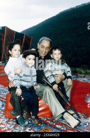 Anni '60 Archivio storico Olycom/LaPresse Lalla Meryem del Marocco (Roma, 26 agosto 1962) è una principessa marocchina. Nella foto: Lalla Meryem del Marocco, suoi fratelli e loro padre re Hassann II nella foto: Lalla Meryem del Marocco, i suoi fratelli e il loro padre re Hassann II crediti: LaPresse/Alamy Live News Foto Stock