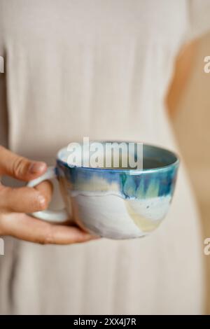 Le mani femminili tengono la ceramica Foto Stock