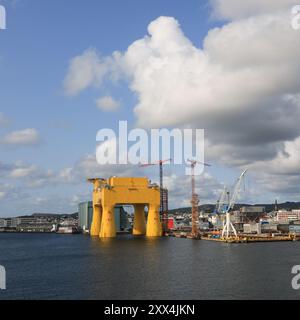 Enorme piattaforma di trasmissione offshore gialla a Haugesund, Norvegia. Fotografato il 18 agosto 2024. Foto Stock