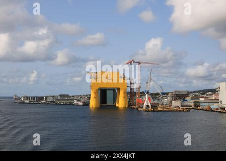 Piattaforma di trasmissione offshore gialla a Haugesund, Norvegia. Fotografato il 18 agosto 2024. Foto Stock