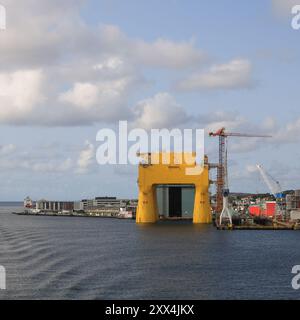 Grande piattaforma di trasmissione offshore gialla a Haugesund, Norvegia. Fotografato il 18 agosto 2024. Foto Stock