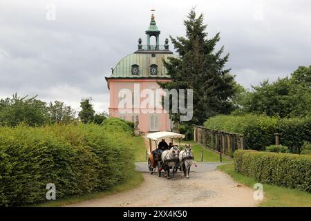 Escursione in carrozza trainata da un paio di cavalli, sullo sfondo del piccolo castello dei fagiani, Moritzburg, vicino a Dresda, Sassonia, Germania Foto Stock