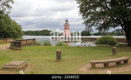 Rampa di atterraggio al porto del lago, con faro sul molo, vicino al piccolo castello dei fagiani, Moritzburg, Germania Foto Stock