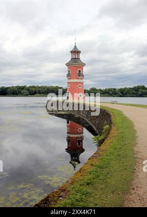 Faro sul molo, vicino al lago vicino al piccolo castello dei fagiani, vista in una giornata nuvolosa, Moritzburg, vicino a Dresda, Sassonia, Germania Foto Stock