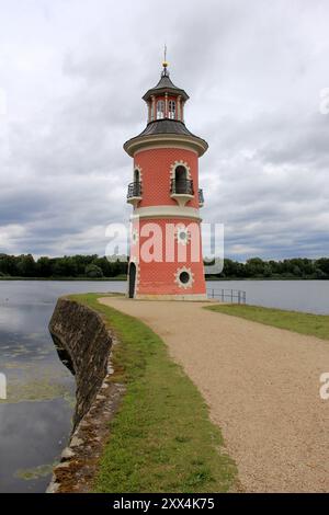 Faro sul molo, vicino al lago vicino al piccolo castello dei fagiani, vista in una giornata nuvolosa, Moritzburg, vicino a Dresda, Sassonia, Germania Foto Stock