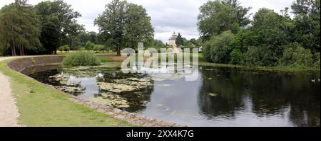 Porto sul lago presso il piccolo Castello dei Fagiani, vista su una nuvolosa dal molo verso il castello e il parco, Moritzburg, Sassonia, Germania Foto Stock