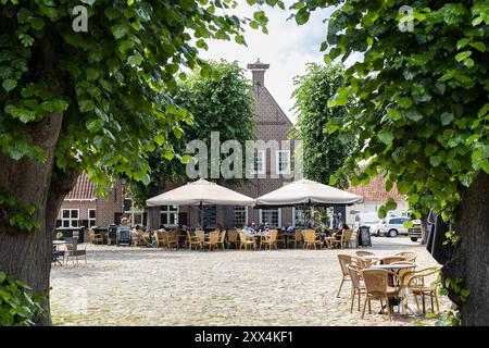 BOURTANGE, PAESI BASSI, 30 giugno 2023: La piazza principale del mercato e le caffetterie nel centro di Fort Bourtange. L'antico forte stellare è un turista popolare Foto Stock