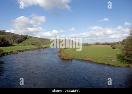 Il fiume Lune presso il Crook di Lune con una vista lontana di Penyghent nelle Yorkshire Dales vicino a Caton Lancaster Lancashire Inghilterra Foto Stock