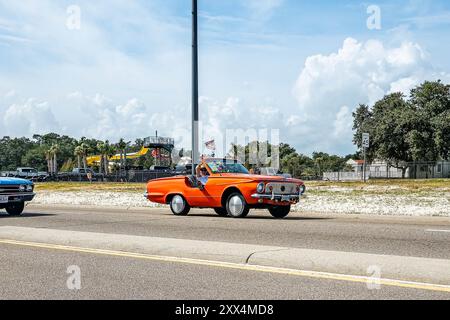 Gulfport, MS - 5 ottobre 2023: Vista grandangolare dell'angolo anteriore di una Custom 1963 Plymouth Valiant V 200 Signet Convertible in una mostra di auto locale. Foto Stock