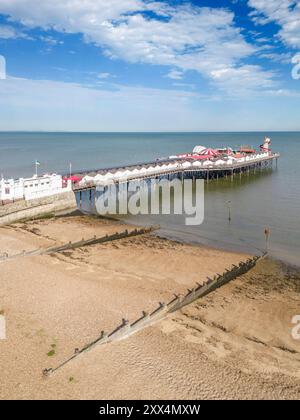 vista aerea del molo e della spiaggia della baia di herne sulla costa settentrionale del kent Foto Stock