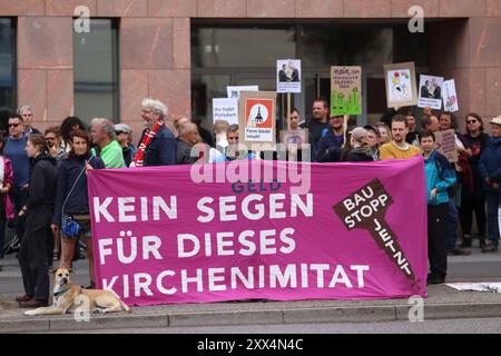 Demonstranten mit Banner Kein Segen für dieses Kirchenimitat während einer Kundgebung gegen die Eröffnung des wiederaufgebauten Turms der Garnisonkirche a Potsdam, 22. Agosto 2024. Eröffnung Garnisonkirche Potsdam *** manifestanti con striscione Nessuna benedizione per questa imitazione chiesa durante una manifestazione contro l'apertura della torre ricostruita della chiesa della guarnigione a Potsdam, 22 agosto 2024 apertura della chiesa della guarnigione di Potsdam Foto Stock