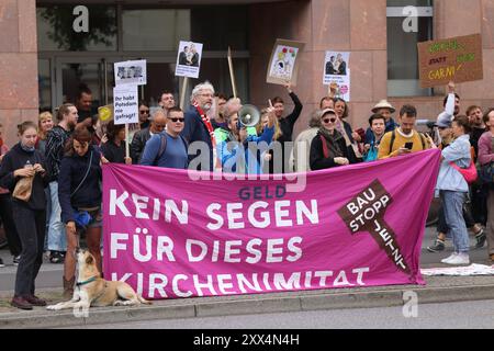 Demonstranten mit Banner Kein Segen für dieses Kirchenimitat während einer Kundgebung gegen die Eröffnung des wiederaufgebauten Turms der Garnisonkirche a Potsdam, 22. Agosto 2024. Eröffnung Garnisonkirche Potsdam *** manifestanti con striscione Nessuna benedizione per questa imitazione chiesa durante una manifestazione contro l'apertura della torre ricostruita della chiesa della guarnigione a Potsdam, 22 agosto 2024 apertura della chiesa della guarnigione di Potsdam Foto Stock