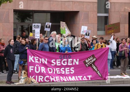 Demonstranten mit Banner Kein Segen für dieses Kirchenimitat während einer Kundgebung gegen die Eröffnung des wiederaufgebauten Turms der Garnisonkirche a Potsdam, 22. Agosto 2024. Eröffnung Garnisonkirche Potsdam *** manifestanti con striscione Nessuna benedizione per questa imitazione chiesa durante una manifestazione contro l'apertura della torre ricostruita della chiesa della guarnigione a Potsdam, 22 agosto 2024 apertura della chiesa della guarnigione di Potsdam Foto Stock