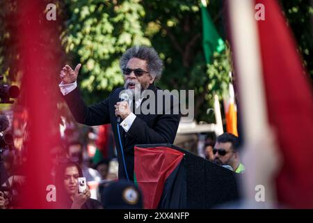 Chicago, Illinois, Stati Uniti. 21 agosto 2024. CORNEL WEST ha rilasciato un'intervista dopo il suo discorso in occasione di una marcia pro-Palestina sull'evento DNC a Chicago Union Park (Credit Image: © Chris Riha/ZUMA Press Wire) SOLO PER USO EDITORIALE! Non per USO commerciale! Foto Stock