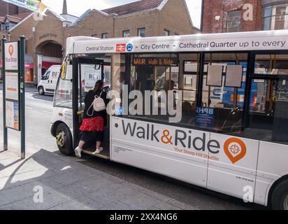 Autobus navetta Walk and Ride per l'imbarco pedonale, Silver Street, Lincoln City, Lincolnshire, Inghilterra, REGNO UNITO Foto Stock