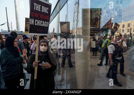 Chicago, Illinois, Stati Uniti. 21 agosto 2024. Un manifestante con un cartello che recita "il DNC non è il benvenuto a Chicago" fuori dalla fermata della Damen Green Line durante le proteste pro palestinesi intorno alla Convention Nazionale Democratica (Credit Image: © Chris Riha/ZUMA Press Wire) SOLO USO EDITORIALE! Non per USO commerciale! Foto Stock