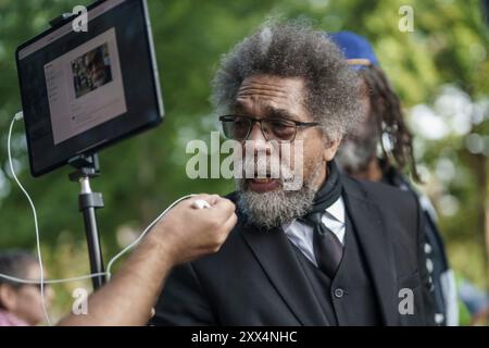 Chicago, Illinois, Stati Uniti. 21 agosto 2024. CORNEL WEST ha rilasciato un'intervista dopo il suo discorso in occasione di una marcia pro-Palestina sull'evento DNC a Chicago Union Park (Credit Image: © Chris Riha/ZUMA Press Wire) SOLO PER USO EDITORIALE! Non per USO commerciale! Foto Stock