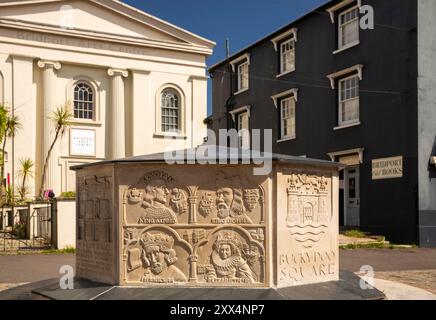 Regno Unito Inghilterra, Dorset, Bridport, Buckydoo Square, sedile ottagonale in pietra dello scalpellino Karl Dixon presso l'Arts Centre Foto Stock
