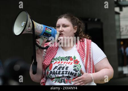 Londra, Regno Unito. 22 agosto 2024. I sostenitori della Palestina protestano al di fuori del quartier generale della BBC alla Broadcasting House per la copertura "parziale” delle emittenti pubbliche sulla guerra di Israele a Gaza, che è ora al suo decimo mese. Crediti: Ron Fassbender/Alamy Live News Foto Stock