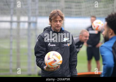 San Pietroburgo, Russia. 22 agosto 2024. Anatoly Tymoshchuk, allenatore della squadra di calcio Zenit visto durante un allenamento aperto presso la base di allenamento Zenit FC prima della partita di calcio Zenit San Pietroburgo - Spartak Mosca, Premier League russa, che si terrà a San Pietroburgo, Gazprom Arena. Credito: SOPA Images Limited/Alamy Live News Foto Stock