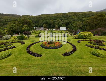 KYLEMORE, IRLANDA - 27 LUGLIO 2024: Visitatori nel Giardino Vittoriano murato Foto Stock