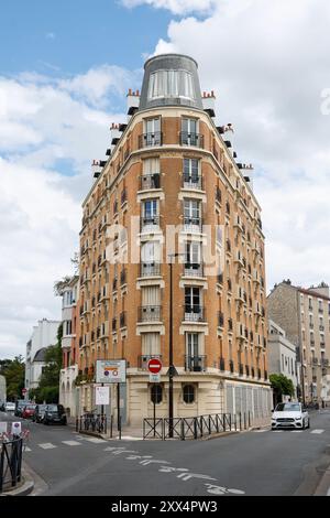 Edificio in stile Flatiron in Rue Denfert Rochereau, Boulogne-Billancourt, Parigi, Francia. Foto Stock