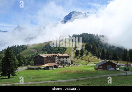 La funivia del Monte bianco passa attraverso il col De Voza, alpeggi sopra Saint Gervais Les Bains nelle Alpi francesi. Foto Stock