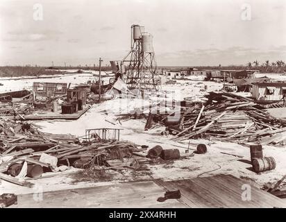 Dopo la distruzione dell'uragano del Labor Day del 1935 al Veterans Camp n. 3 a Lower Matecumbe Key nelle Florida Keys. L'uragano di categoria 5 ha portato un'ondata di tempesta di 18-20 metri ed è stato responsabile di centinaia di morti umane. (USA) Foto Stock