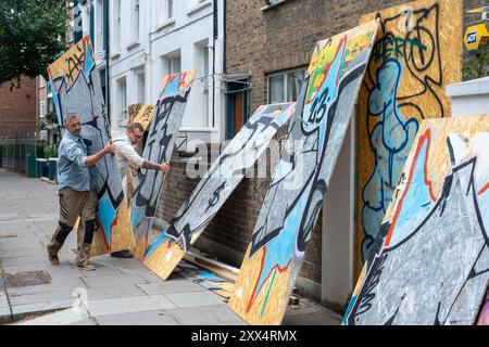 22 agosto 2024. Londra, Regno Unito. Foto di Ray Tang Properties sono recintati di sicurezza e imbarcati nella zona di Ladbroke Road mentre la comunità locale si prepara per il Carnevale di Notting Hill durante il fine settimana delle festività. Si stima che più di un milione di persone partecipino al più grande carnevale di strada d'Europa. Foto Stock