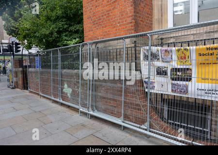 22 agosto 2024. Londra, Regno Unito. Foto di Ray Tang Properties sono recintati di sicurezza e imbarcati nella zona di Ladbroke Road mentre la comunità locale si prepara per il Carnevale di Notting Hill durante il fine settimana delle festività. Si stima che più di un milione di persone partecipino al più grande carnevale di strada d'Europa. Foto Stock