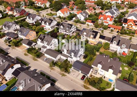 Neue moderne Haeuser im Osten von Muenchen in der Gemeinde Aschheim bei Muenchen. Wohnhaeuser,Einfamilienhaus,Mehrfamilienhaus,Doppelhaeuser,Wohnsiedlung, Einfamilienhaeuser mit Photovoltaik Anlagen ,Solarpanels auf den Daechern. Neubauwohnungen Baubranche, Neubau, Gebaeude, Komplex, Immobilie, Wohnungsbau, Mietwohnung, Miete, Bauboom, Mietshaus, Wohnanlage, Wohneigentum, bauen, Bau, Baugewerbe, Immobilien, Baugewerbe. *** Nuove case moderne nella parte orientale di Monaco nel comune di Aschheim vicino a Monaco case residenziali, casa unifamiliare, casa multifamiliare, case bifamiliari, proprietà abitative, si Foto Stock