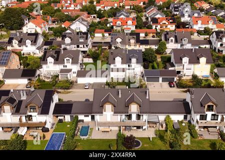 Neue moderne Haeuser im Osten von Muenchen in der Gemeinde Aschheim bei Muenchen. Wohnhaeuser,Einfamilienhaus,Mehrfamilienhaus,Doppelhaeuser,Wohnsiedlung, Einfamilienhaeuser mit Photovoltaik Anlagen ,Solarpanels auf den Daechern. Neubauwohnungen Baubranche, Neubau, Gebaeude, Komplex, Immobilie, Wohnungsbau, Mietwohnung, Miete, Bauboom, Mietshaus, Wohnanlage, Wohneigentum, bauen, Bau, Baugewerbe, Immobilien, Baugewerbe. *** Nuove case moderne nella parte orientale di Monaco nel comune di Aschheim vicino a Monaco case residenziali, casa unifamiliare, casa multifamiliare, case bifamiliari, proprietà abitative, si Foto Stock